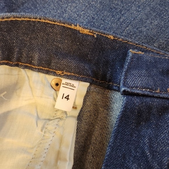 Loft Women's Size 14 Dark Wash Denim Skirt. Distressed edge. - Picture 4 of 6